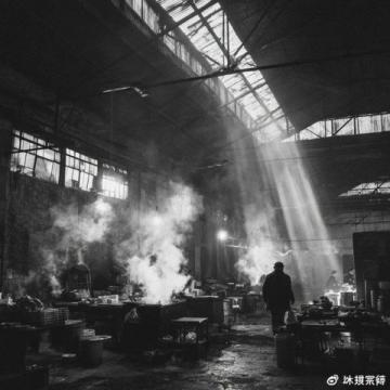 蘭州市晨霧中的暖食盛宴:六點半西關(guān)農(nóng)貿(mào)市場的煙火氣息