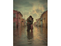 這個(gè)人的愛(ài)情故事是如此堅(jiān)韌又感人，深深觸動(dòng)著人們的心靈。