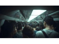 早高峰杭海城鐵上，小王邊吃海寧肉粽邊查杭州地鐵時刻表