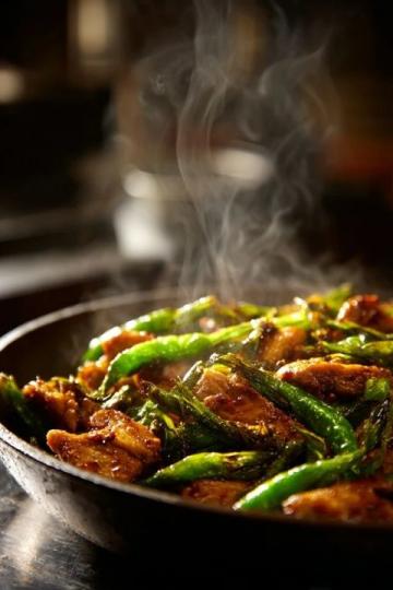 探尋山丹美味：鐵鏊炒撥拉與罐罐席的舌尖盛宴