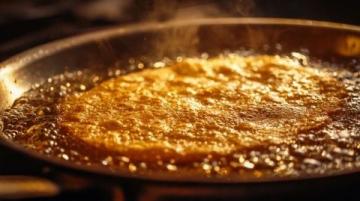 鞏義人愛吃的萬能卷餅，一張薄如紙、筋如膠的烙饃，卷上時令小菜，是鞏義人家的溫情符號。