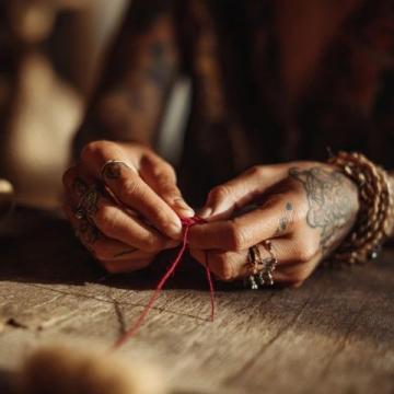 善良積累下的無(wú)形線：每個(gè)人都是自己福報(bào)的編織者