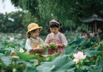 菏澤牡丹文化節(jié)的特色牡丹產(chǎn)品豐富多樣，涵蓋了食品、工藝品、文創(chuàng)產(chǎn)品、日用品等多個(gè)