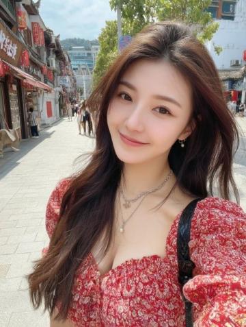 分享一張你最近隨手拍的照片吧這幾張照片，分別是在廈門曾厝垵、成都太古里、太