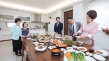 今天母親節(jié)，全家出動，去重新裝修的長腳私房菜小聚了一下