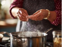 廚房安全警示：4個看似日常卻極度危險的習慣及防范建議