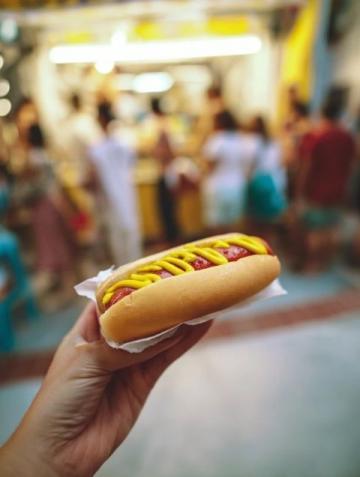 美女擺攤賣紅腸喂流浪狗，引發壯觀“狗狗盛宴”！網友：這是狗界的美食狂歡？