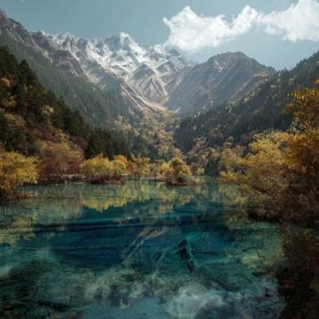 光霧山位于四川省巴中市南江縣北部，地處大巴山系的米倉山地區，以中國紅葉之鄉