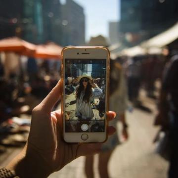 刷朋友圈十分鐘,八條是美食照,剩下的多半就是這段相識無悔的暖心文案