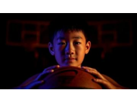 徐杰成武漢洪山體育館人氣王，球迷熱情圍堵后衛(wèi)新星，籃球界小個(gè)子拼搏故事激勵(lì)人心