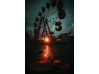 麂皮坐標圣誕市集的摩天輪在窗玻璃外轉成橙紅的星，晏知攥著黑色禮帽的指尖