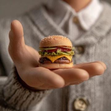 昨天，有一個人，他現在還在南京中醫藥大學做食堂檔口，來問我這個漢堡胚的配方