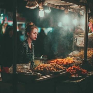 陳慧琳大排檔大口吃面，真爽！