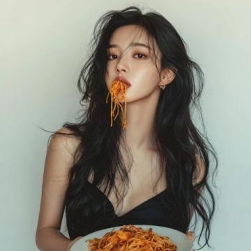 陳慧琳大排檔大口吃面，真爽！