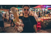 陳慧琳大排檔大口吃面，真爽！