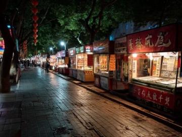 攤主聯(lián)手秘密行動，小吃街一夜改收碼，致敬煎餅叔叔