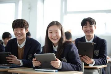 高二英語穩步提分指南:詞匯積累、語法剖析、聽力反復練和寫作模仿