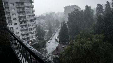 下午一場暴雨,瞬間將熱浪驅(qū)散,杭州的最高溫度降至37度