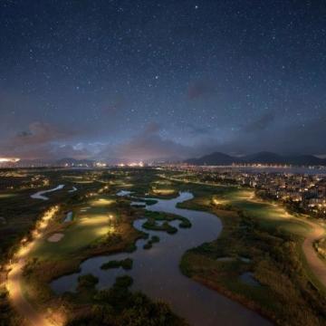 夜幕為花果園濕地公園拉上深藍幕布時，整座公園便成了被星光吻過的聚寶盆